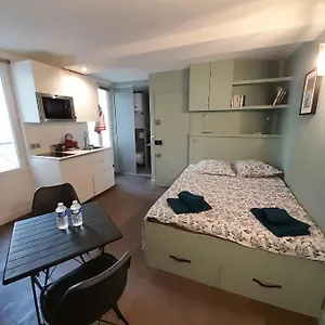Studio Equipe Metro Abbesses A Montmartre Parijs