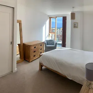 2-bed-apartment-in-granary-wharf-leeds.yorkshirehotels.net/